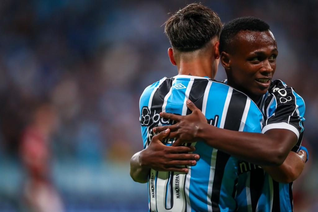 Grêmio vence o Flamengo de virada, pelo Brasileirão