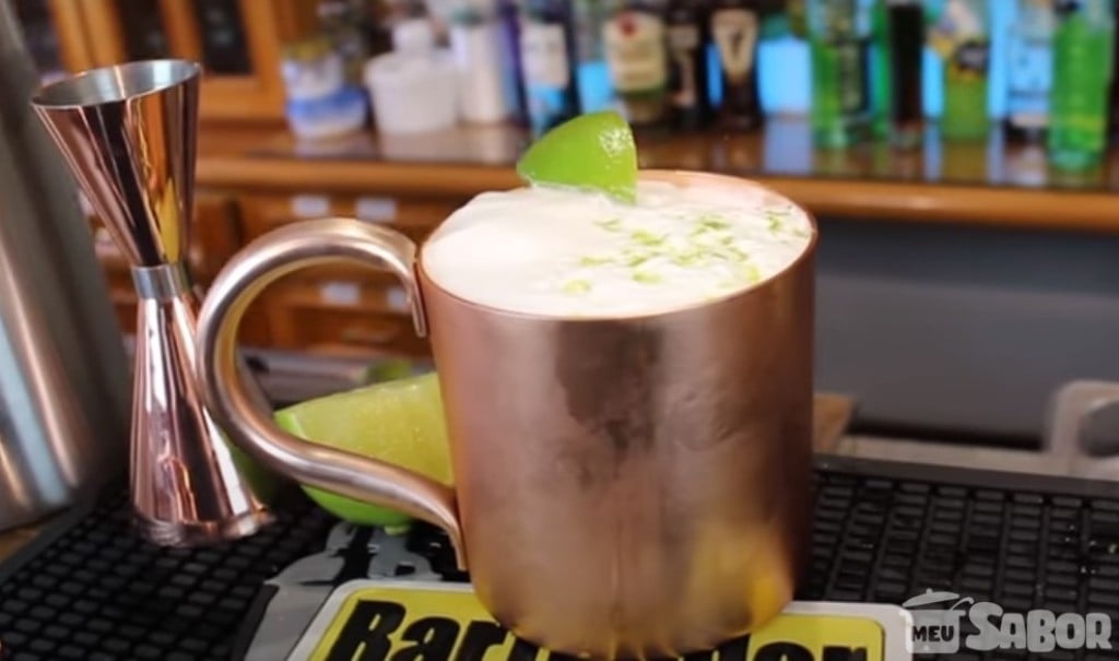 Aprenda a fazer Moscow Mule com espuma de gengibre!