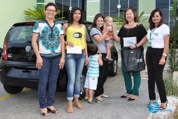 Comércio de Pompéia entrega carro e prêmios; veja quem ganhou