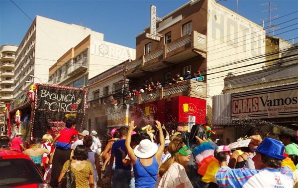 Bagunça do Circo abre carnaval e convida para baile