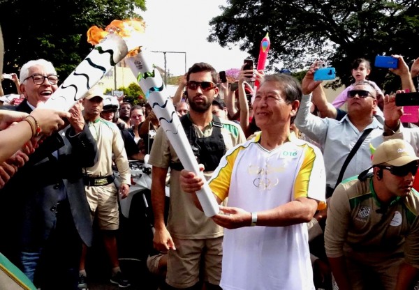 Tocha passa por Marília com festa, famosos e crianças; veja fotos e vídeo