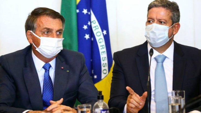 Auxílio Brasil: Bolsonaro conversou com Lira sobre taxar dividendos