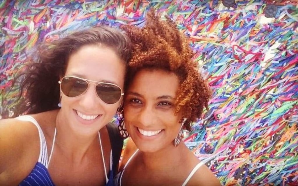 Viúva de Marielle Franco, Mônica Tereza Benício, está noiva de cantora