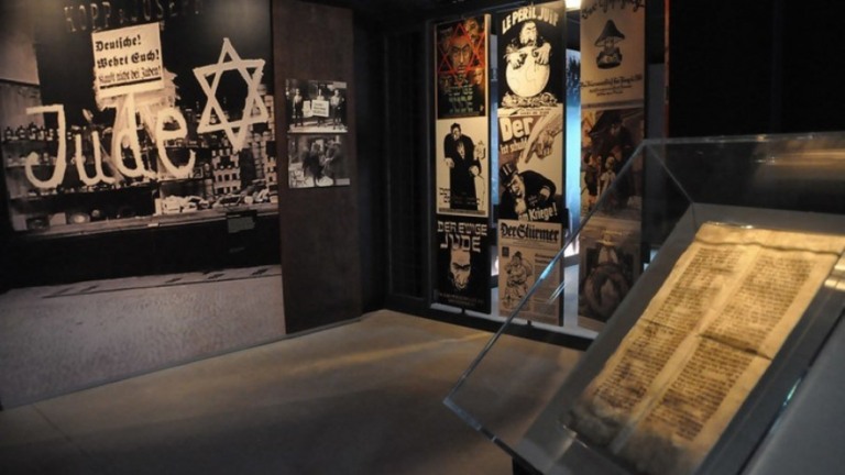 Museu do Holocausto convida Monark, do Flow Podcast, para uma visita