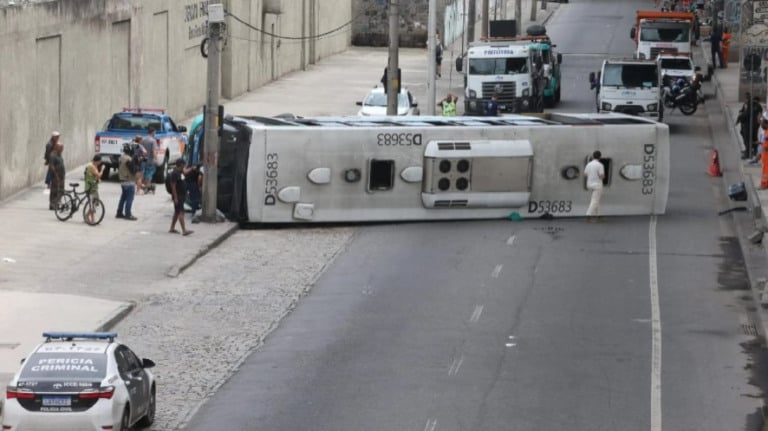 Ônibus tomba na Avenida Brasil e deixa 29 pessoas feridas