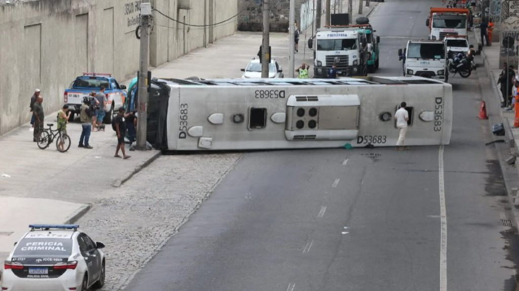Ônibus tomba na Avenida Brasil e deixa 29 pessoas feridas Ônibus tomba na Avenida Brasil e deixa 29 pessoas feridas