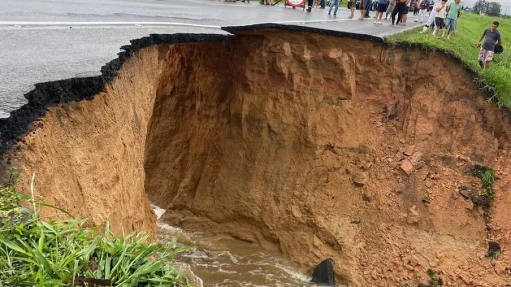 VÍDEO: Chuva abre cratera em rodovia de Aracruz, no Espírito Santo VÍDEO: Chuva abre cratera em rodovia de Aracruz, no Espírito Santo