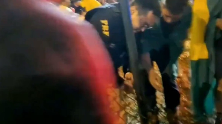 Vídeo mostra agente da PRF cortando grade para ajudar bolsonaristas