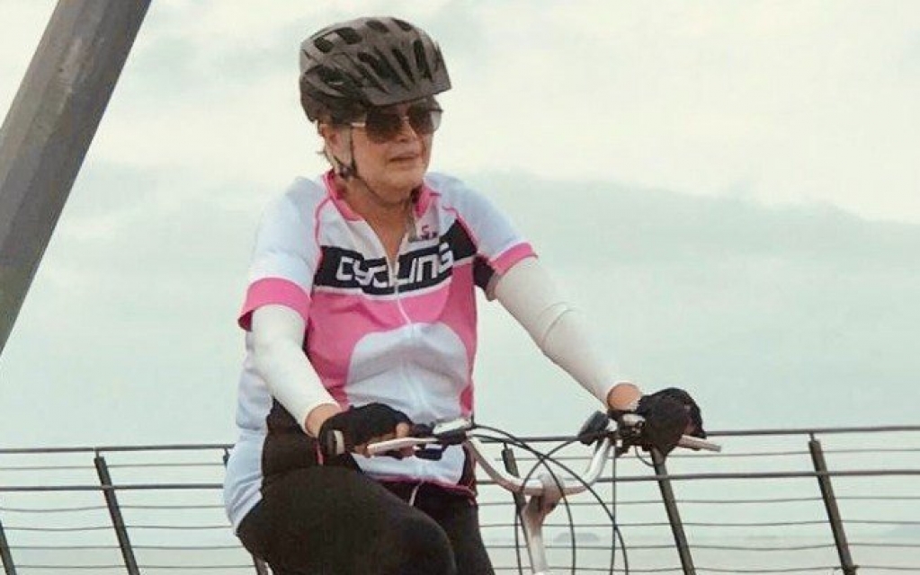 Dilma posta foto em bicicleta e ironiza boato de internação por embolia pulmonar