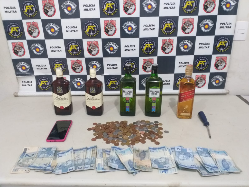 Homem é preso por invasão e furto de bebidas em mercado de Marília