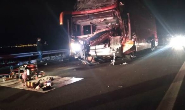 Motorista morre em choque entre ônibus de turismo e caminhão na região