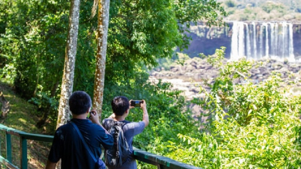 Cataratas do Iguaçu/Divulgação Turistas admiram e fotografam as Cataratas do Iguaçu, no Paraná