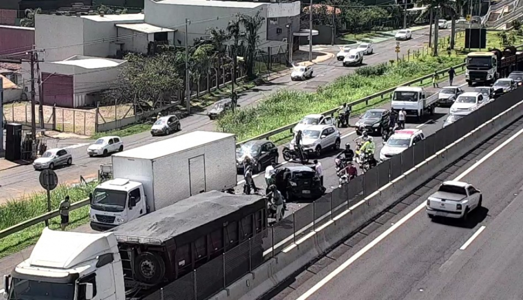 Acidente no contorno de Marília envolve cinco veículos e deixa mulher ferida