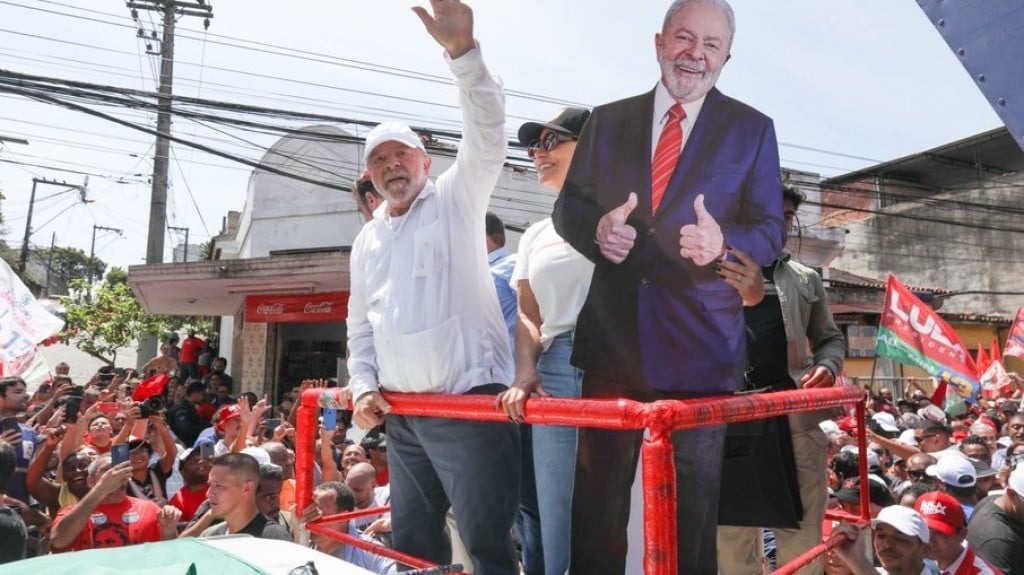 Lula participa de caminhada em São Gonçalo (RJ) por votos de indecisos