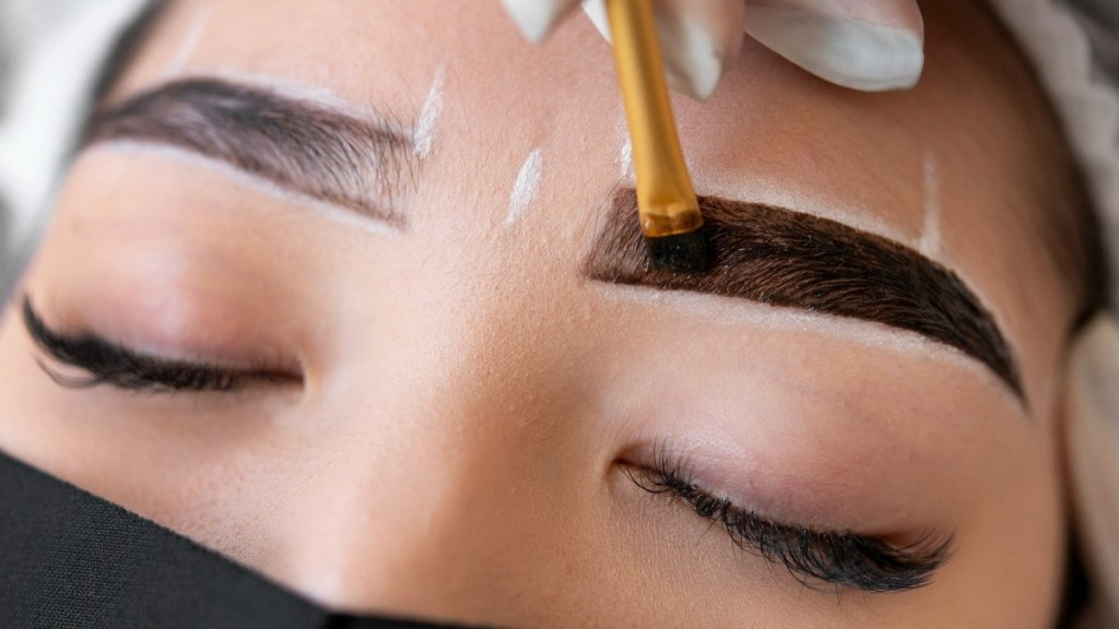 FreePik Henna, brow lamination e micropigmentação: descubra qual técnica para as sobrancelhas é a ideal para você