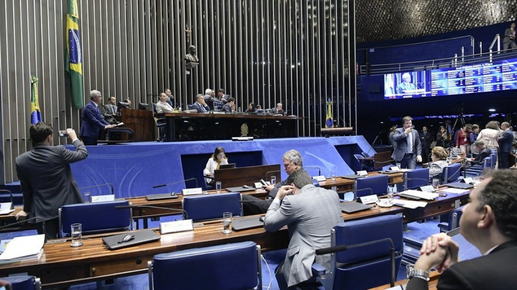 Senador quer retirar combustível do cálculo do frete de caminhoneiros