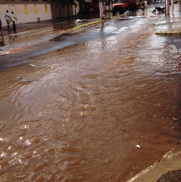 VC NO GIRO – Chuva rápida alaga avenida; lixo na rua agrava problema