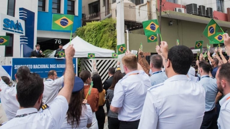 Aeronautas paralisam voos por 2 horas diárias a partir de segunda
