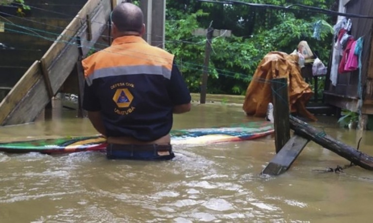 Chuva desaloja famílias e provoca bloqueio de estradas em Ubatuba