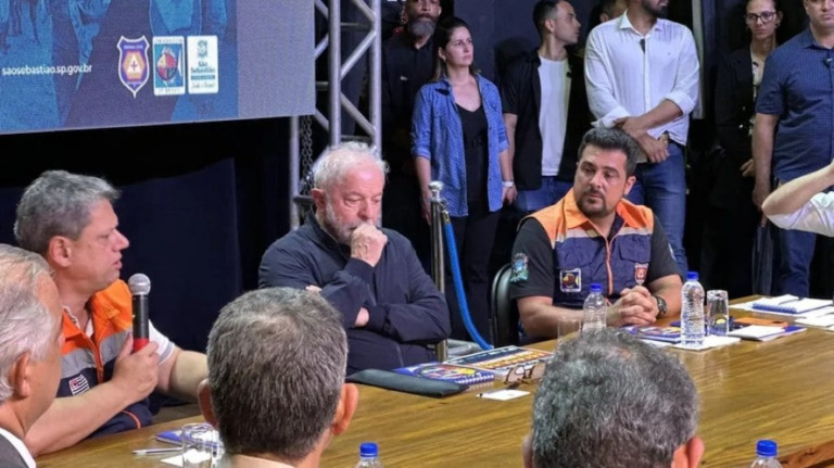 Lula sobrevoa cidades do litoral de SP atingidas por fortes chuvas