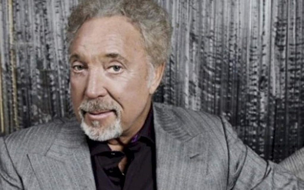 Tom Jones teria desmaiado antes de adiar show na Hungria