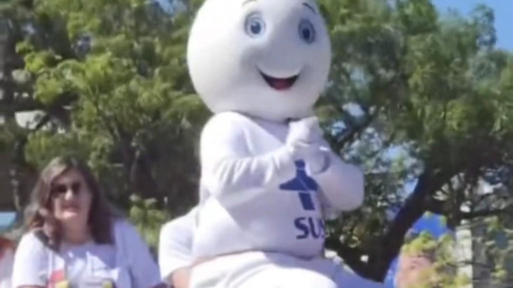 Reprodução/TV Brasil Zé Gotinha desfilando em carro aberto durante desfile de 7 de Setembro