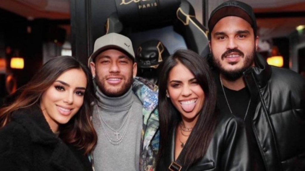 Neymar curte dia em Paris com Bruna Biancardi e casal de amigos Neymar curte dia em Paris com Bruna Biancardi e casal de amigos