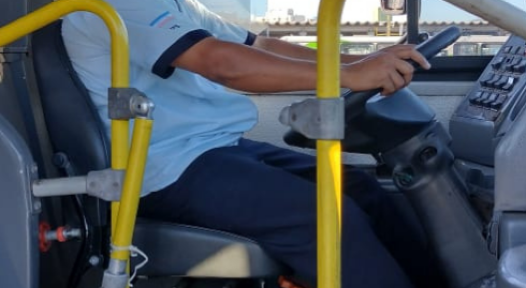 Homem com faca ameaça motorista em roubo em ônibus de Marília