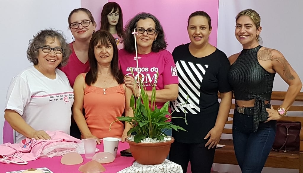 AMIGOS DO COM monta estande no Shopping Atenas e lança programa do outubro rosa