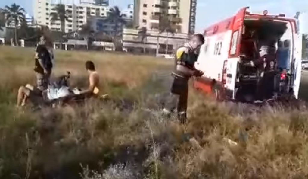 Equipamento caiu em avenida ao lado da praia; praticante ferido – Foto/Reprodução Praia Grande Mil Grau