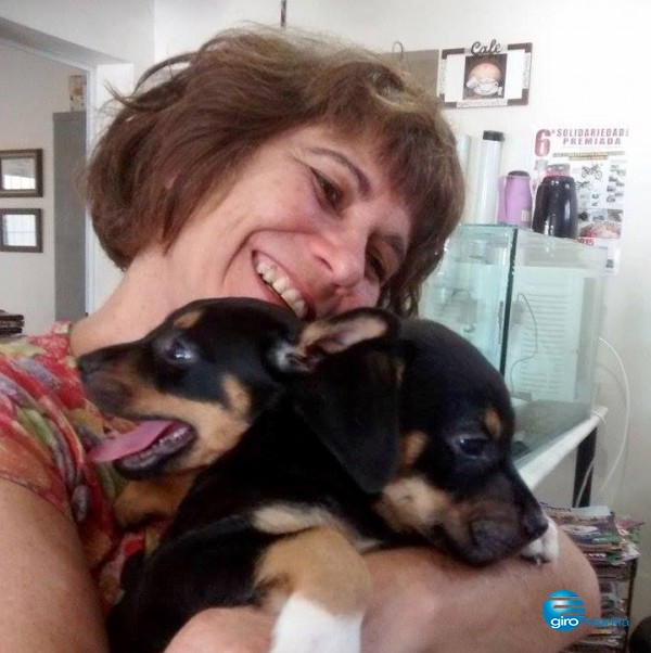 Renata Kouri com cães em sua casa em Garça – Reprodução