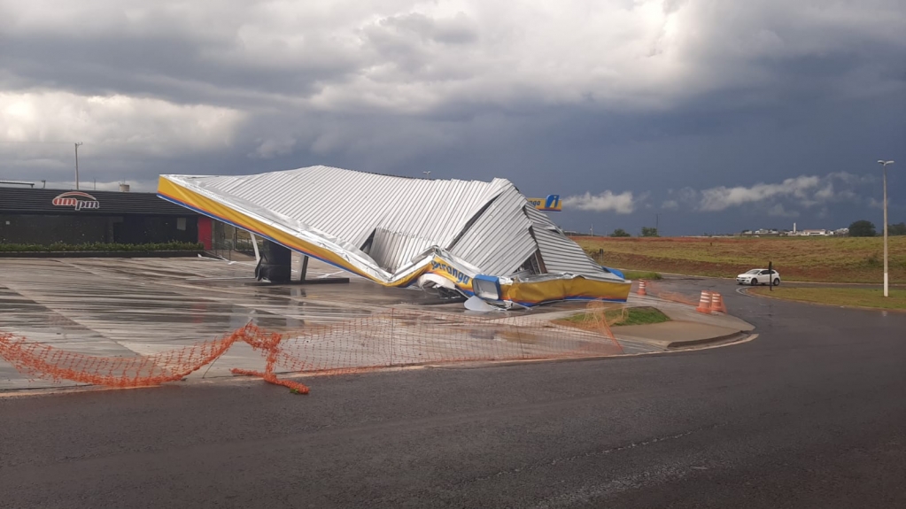 Temporal causa danos e sustos em Marília; Defesa Civil faz alerta. Veja vídeos