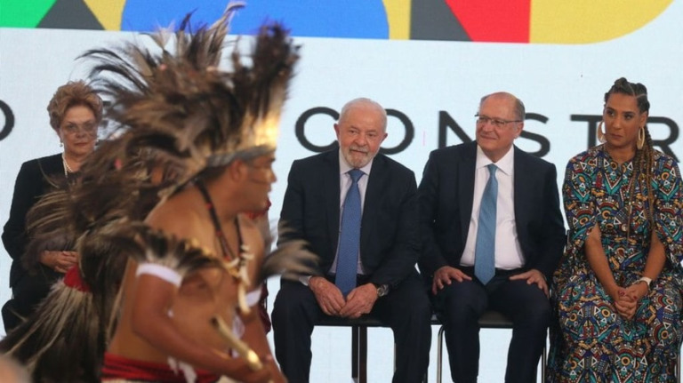 Lula sanciona lei que equipara crime de injúria racial ao de racismo
