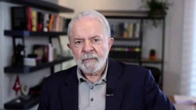 Lula critica relação de Bolsonaro com Congresso: "Ele está de quatro"