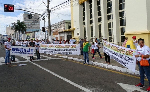 Sindicato leva campanha salarial ao desfile e pede reunião com prefeito