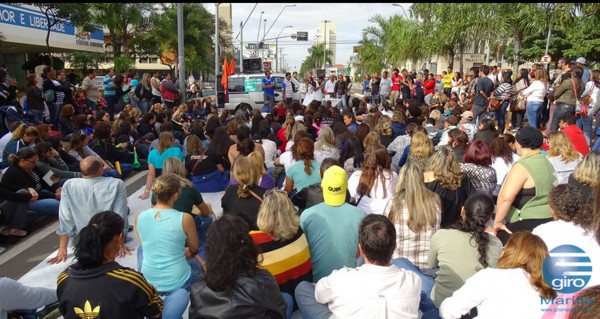 Servidores durante interdição da avenida; juiz proíbe e manda avisar PM