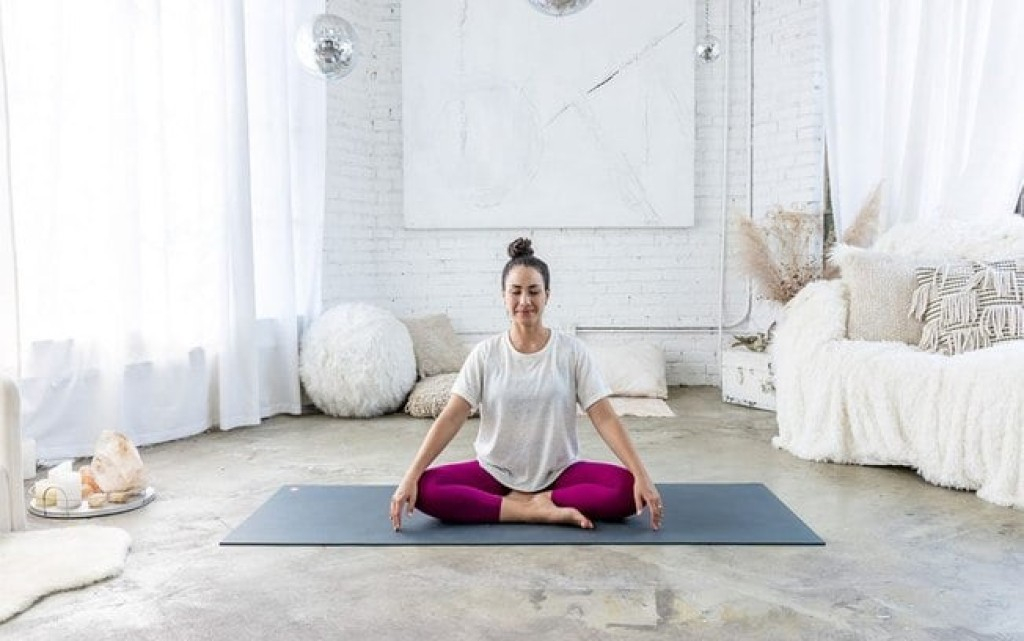 Yoga para mães: aprenda 5 posturas com a Pri Leite