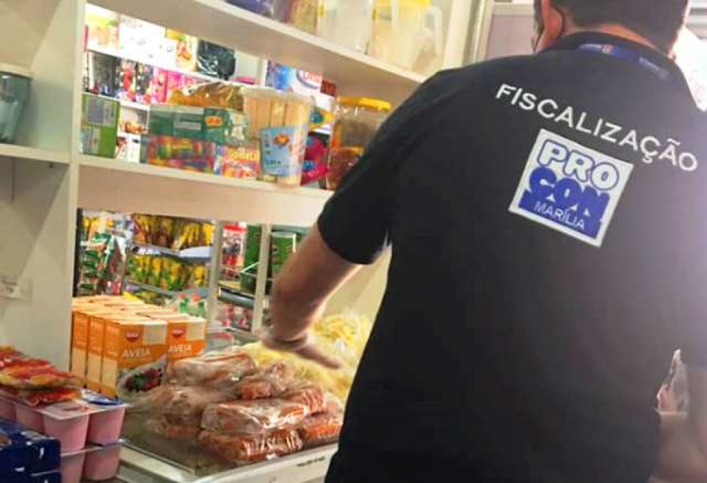 Procon de Marília flagra produtos vencidos em supermercado e pede denúncias Procon de Marília flagra produtos vencidos em supermercado e pede denúncias