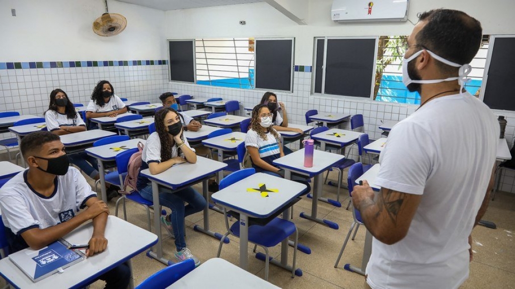 Infecção por Covid em escolas pode chegar a 80% sem uso de máscara