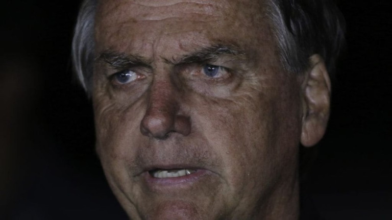 Bolsonaro rebate Lula e diz que caso Yanomami é "farsa da esquerda"