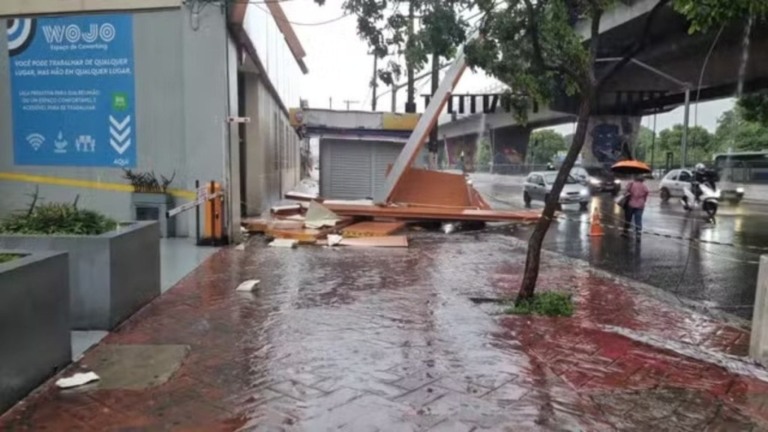 Gladston Angelo da Costa/Arquivo Pessoal Estrutura metálica do prédio do Arquivo do Estado cai perto de banca próxima à Rodoviária do Tietê na terça-feira (9)