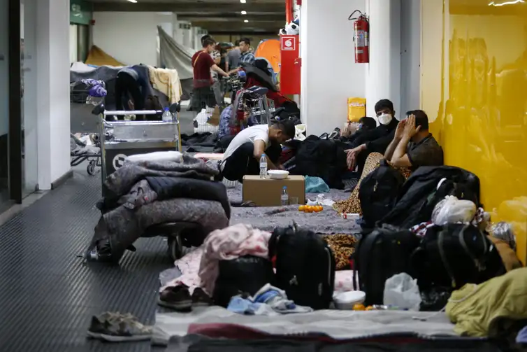Guarulhos (SP) 27/06/2023  - Surto de sarna atinge afegãos acampados no Aeroporto de Guarulhos.  Equipe de Saúde da prefeitura de Guarulhos identificou um surto de sarna entre os afegãos acampados no Aeroporto de Guarulhos. Aline Sobral do Coletivo Frente Afegã mostra menina com sarna.   Foto Paulo Pinto/Agência Brasil  