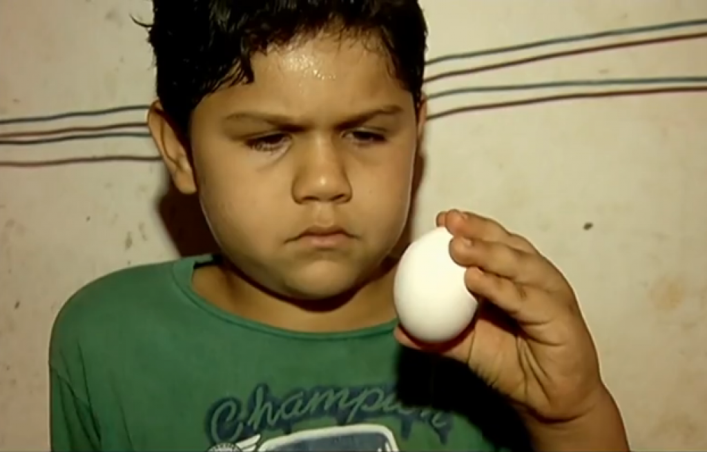 Menino com pouca comida em casa doa ovo para leilão de asilo e viraliza