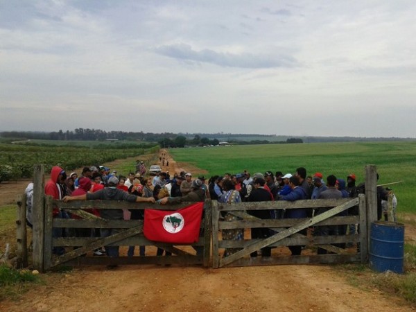 MST desocupa fazenda e espera reforma agrária na região