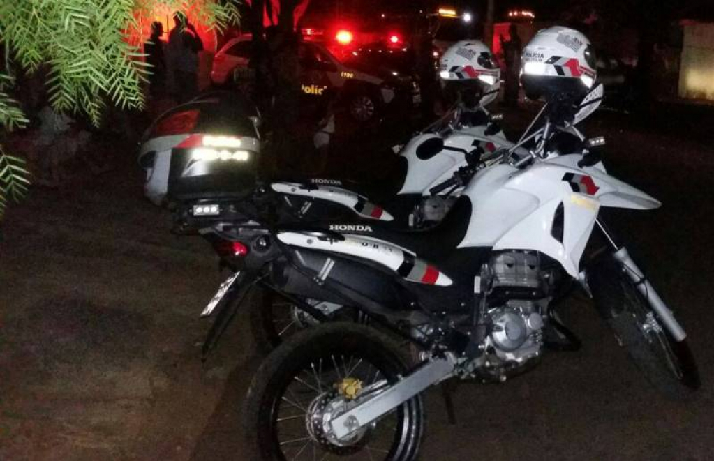 Moto fura bloqueio, perseguição tem acidente e policial ferido em Marília