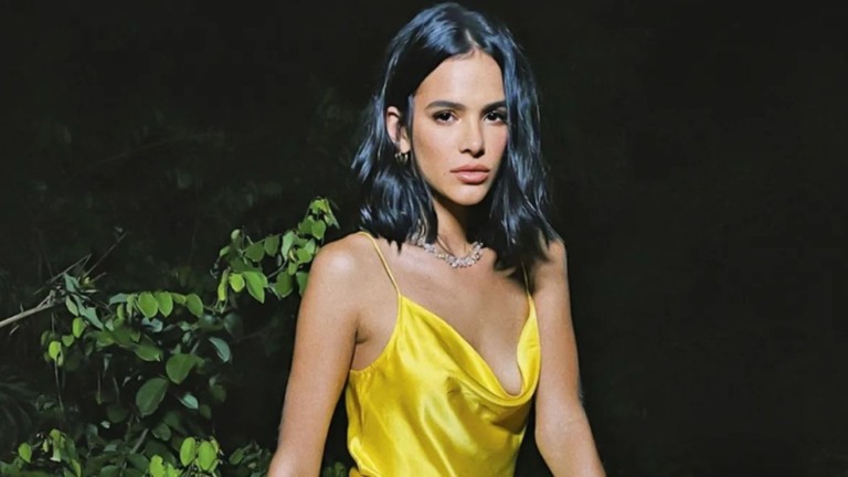 Bruna Marquezine posa toda sensual para divulgar volta de site: ‘Com ensaio novo’