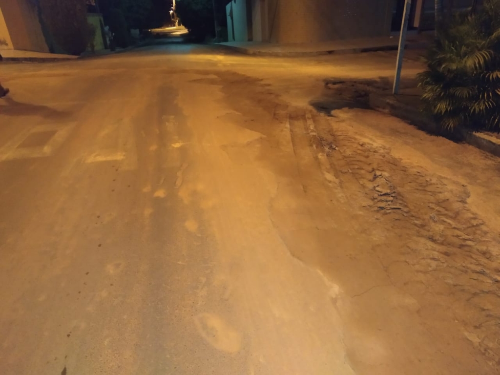 Motociclista cai após passar em buracos de rua em péssimas condições