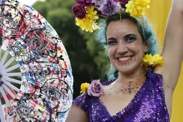 Rio de Janeiro (RJ) 14/02/2024 – Foliões curtem o carnaval do bloco Me Enterra na Quarta, que desfila nas ruas da Glória na quarta-feira de cinzas. Foto: Fernando Frazão/Agência Brasil