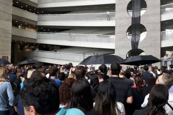 Servidores durante protesto no Fórum da Barra Funda após morte em maio