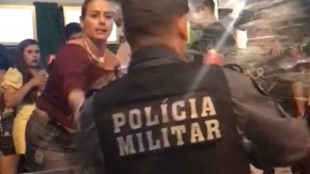 Mulher joga cerveja na cara de policial e é presa em Cuiabá; veja o vídeo Mulher joga cerveja na cara de policial e é presa em Cuiabá; veja o vídeo